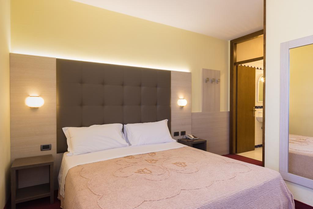 Park Hotel Ristorante Ca' Bianca Istrana Стая снимка