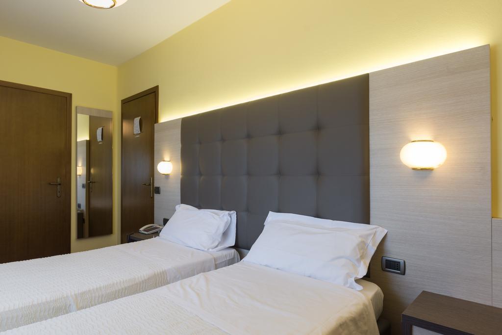 Park Hotel Ristorante Ca' Bianca Istrana Стая снимка