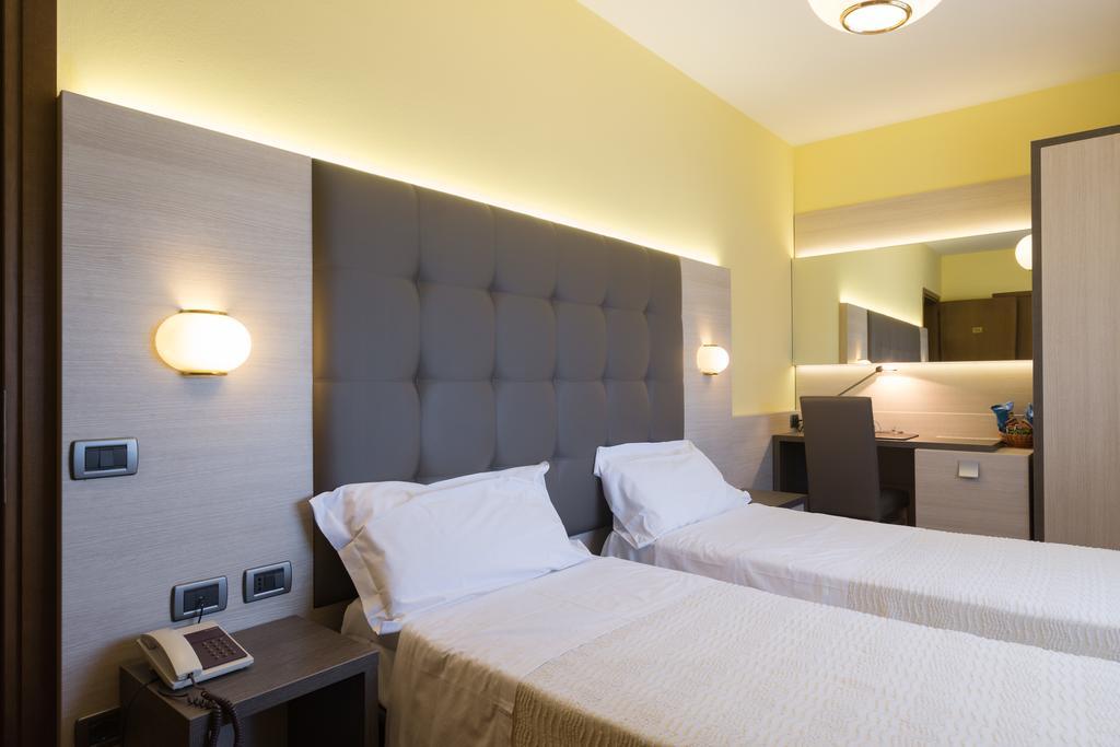 Park Hotel Ristorante Ca' Bianca Istrana Стая снимка