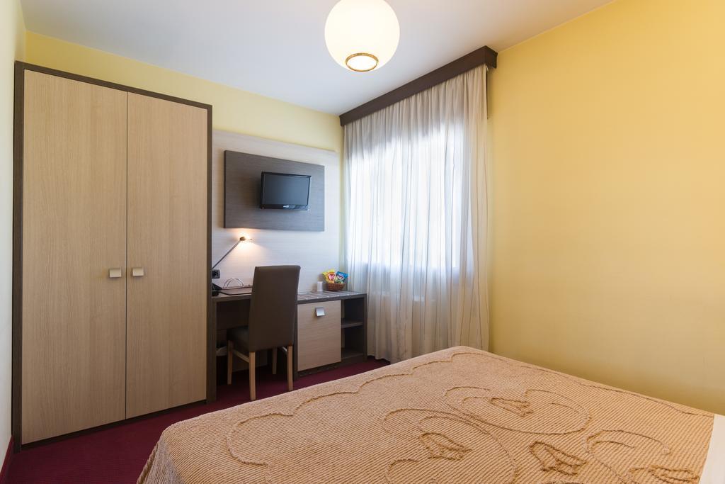 Park Hotel Ristorante Ca' Bianca Istrana Стая снимка