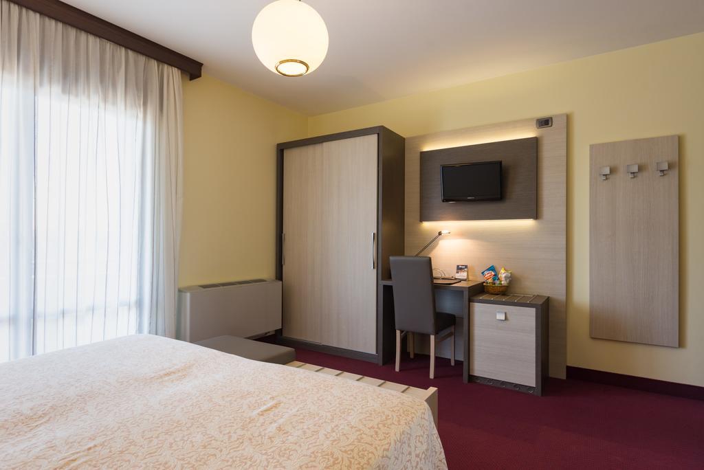 Park Hotel Ristorante Ca' Bianca Istrana Стая снимка