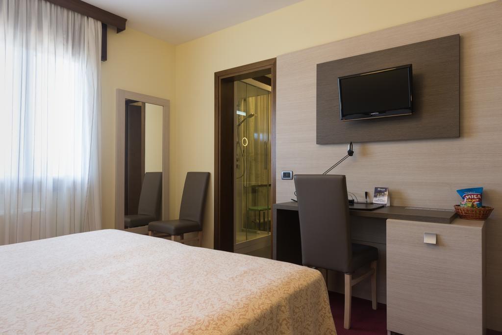 Park Hotel Ristorante Ca' Bianca Istrana Стая снимка