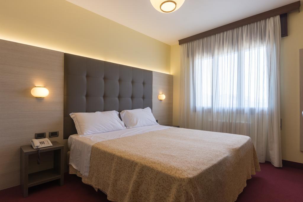 Park Hotel Ristorante Ca' Bianca Istrana Стая снимка
