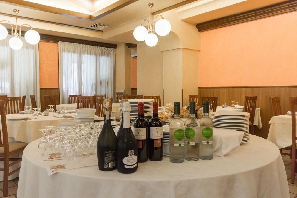 Park Hotel Ristorante Ca' Bianca Istrana Екстериор снимка