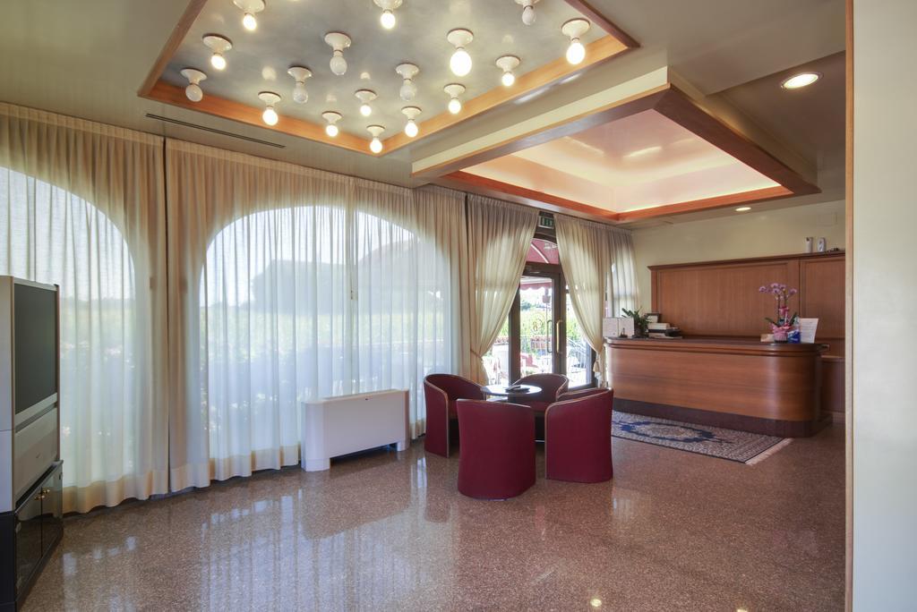 Park Hotel Ristorante Ca' Bianca Istrana Екстериор снимка