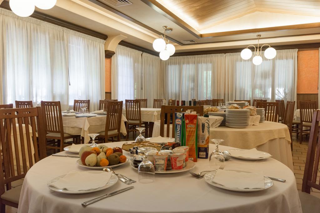 Park Hotel Ristorante Ca' Bianca Istrana Екстериор снимка