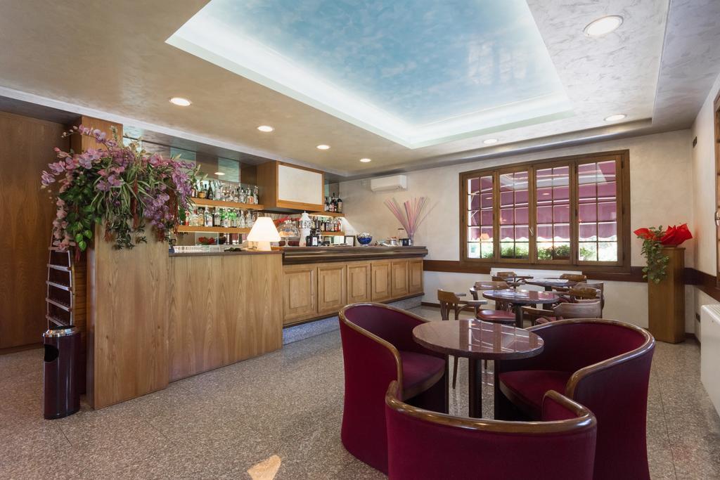 Park Hotel Ristorante Ca' Bianca Istrana Екстериор снимка