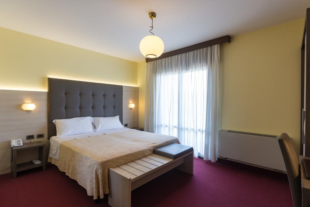 Park Hotel Ristorante Ca' Bianca Istrana Екстериор снимка